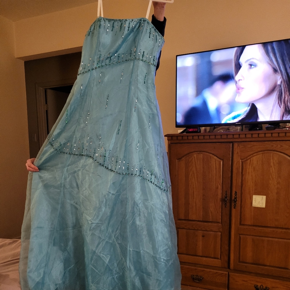 Girls Turquoise Shimmer Dress No Tags. Believe to be size medium. Very good cond
